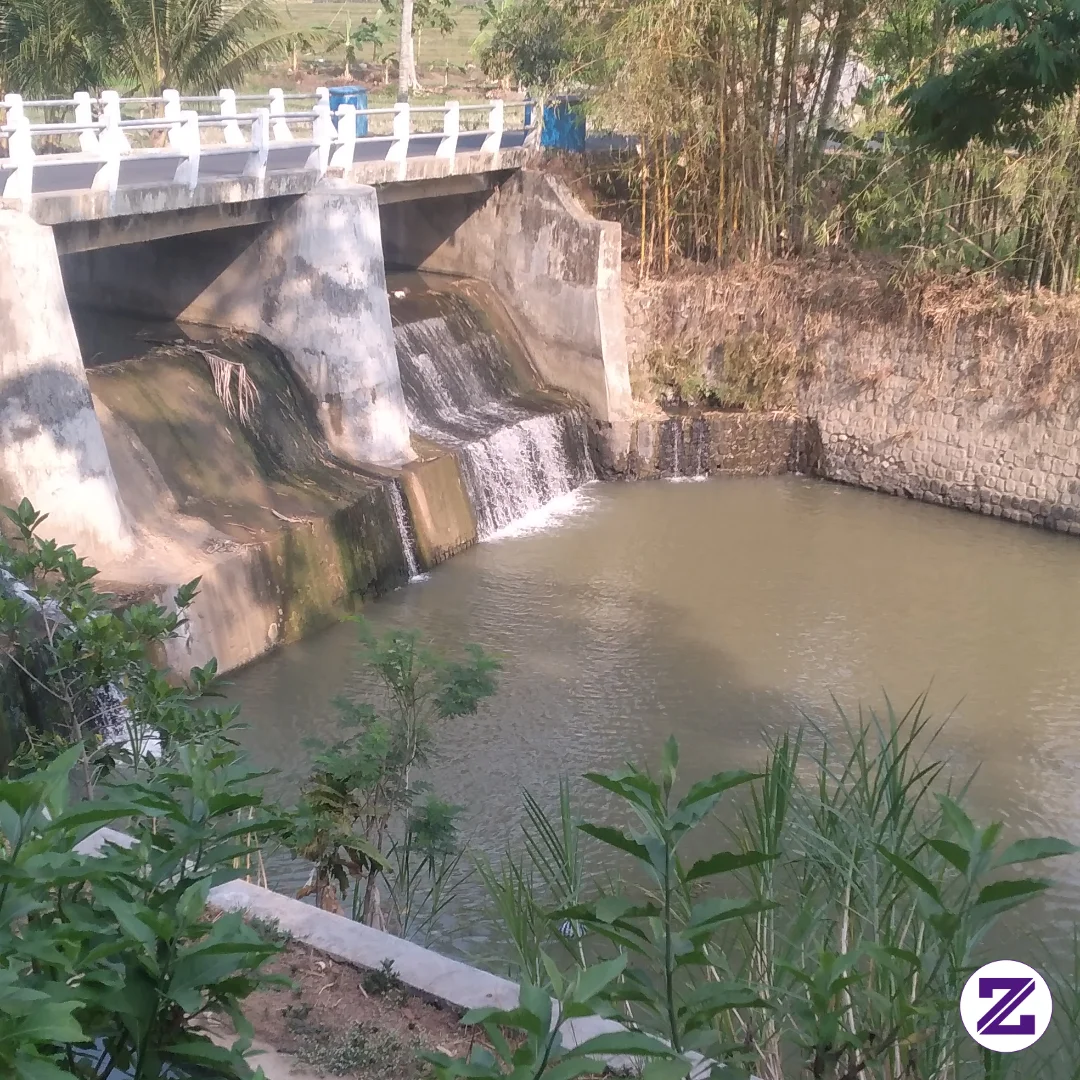 Menyaksikan Air Mengalir Perlahan Di Bawah Jembatan, Mengingatkan Kita Bahwa