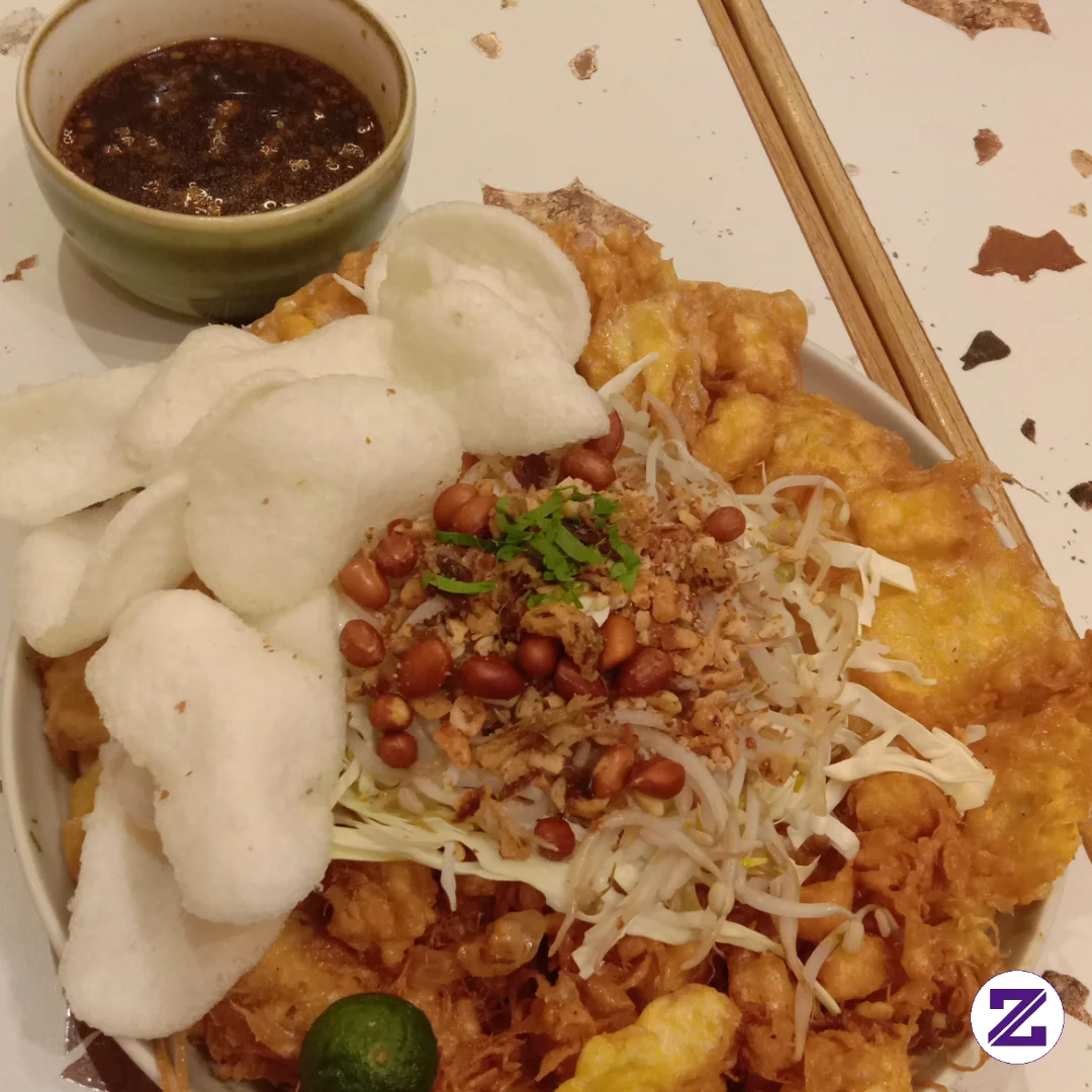 Tahu Telur Khas Kudus Dengan Siraman Kuah Kacang Gula Merah