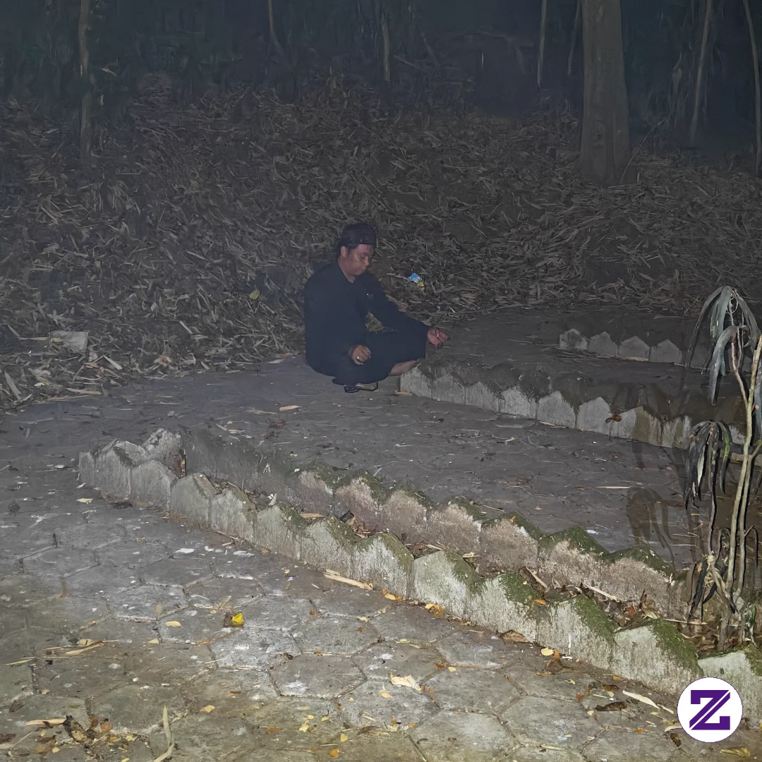 Meditasi Di Area Makam