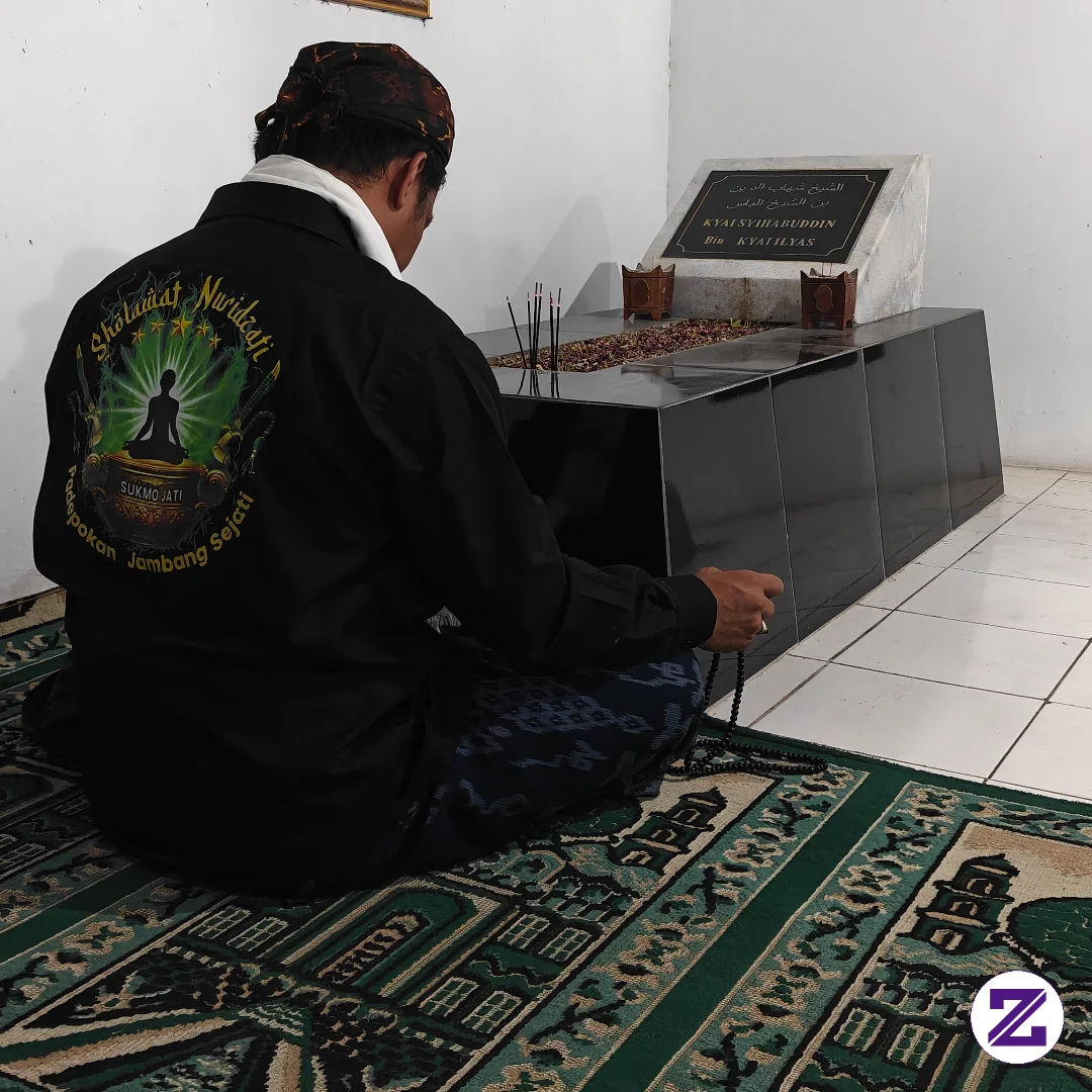 Cara Ampuh Untuk Menenangkan Diri Yaitu Ziarah Makam Waliyullah Dan Mendo'akan