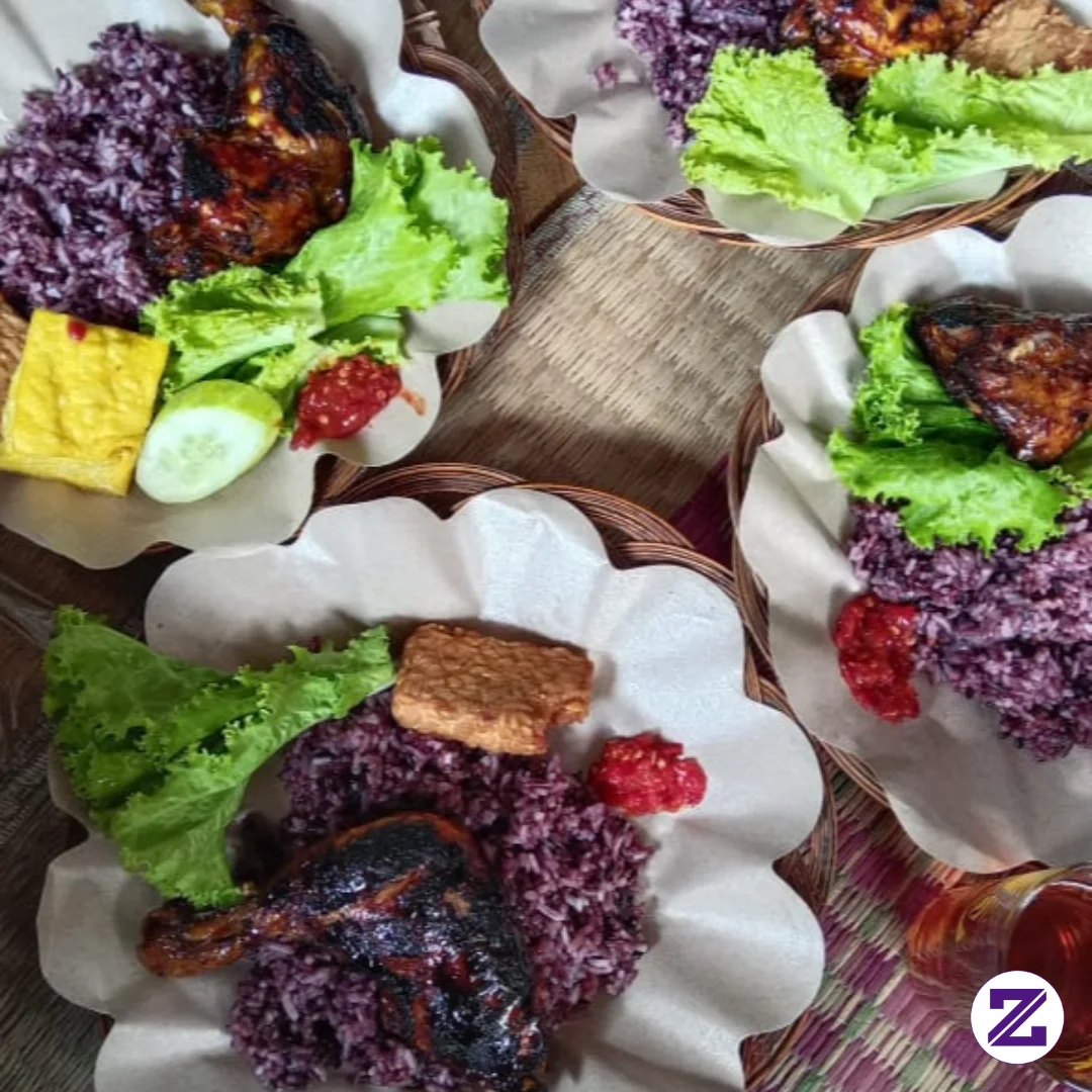 Nasi Merah Emang Paling Mantep Sama Ayam Bakar😍