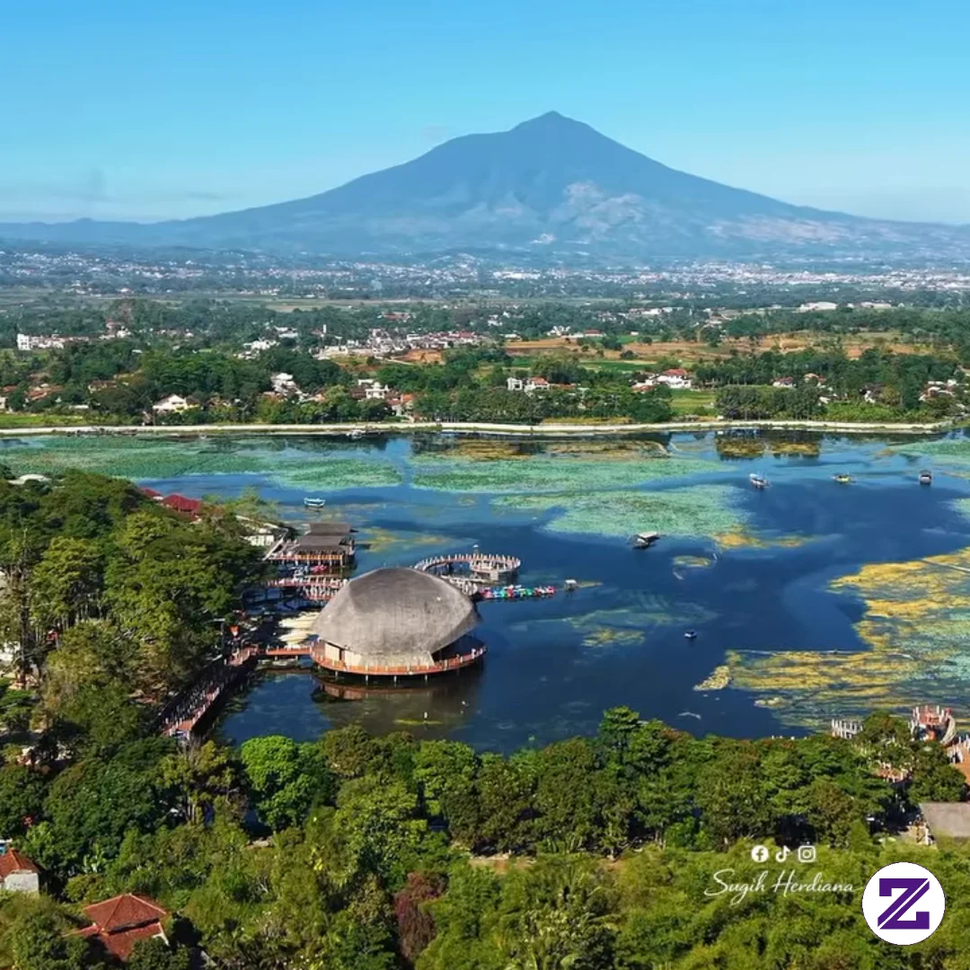 Pesona Situ Bagendit Dengan Latar Belakang Gunung Guntur