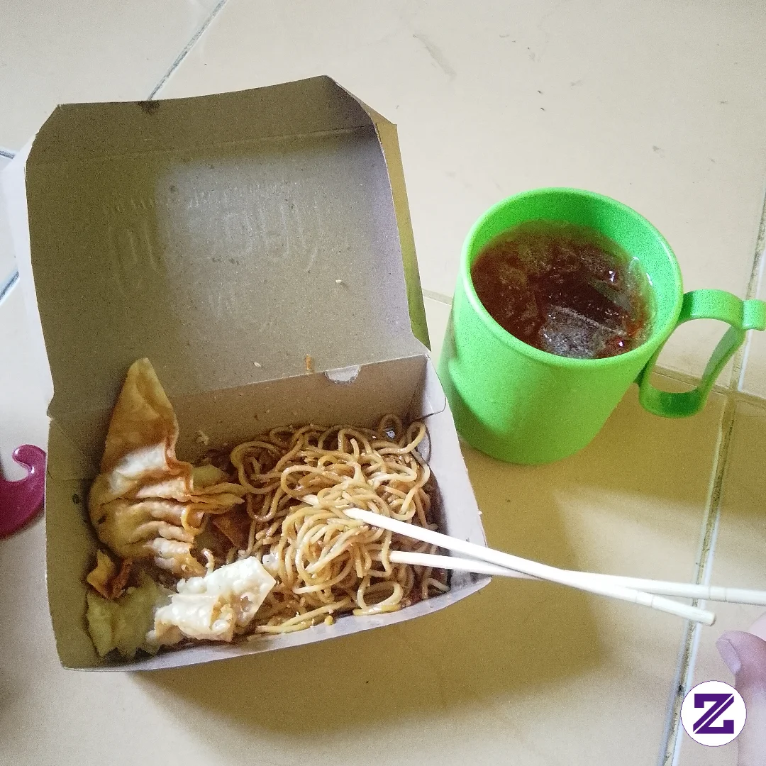 Selamat Makan Siang Besty. Saling Follow Ya Besty
