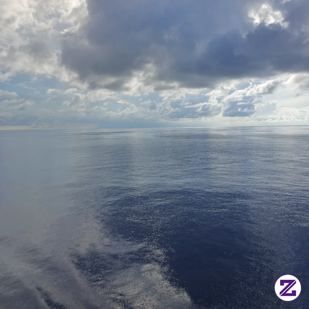 Pemandangan Di Tengah Laut