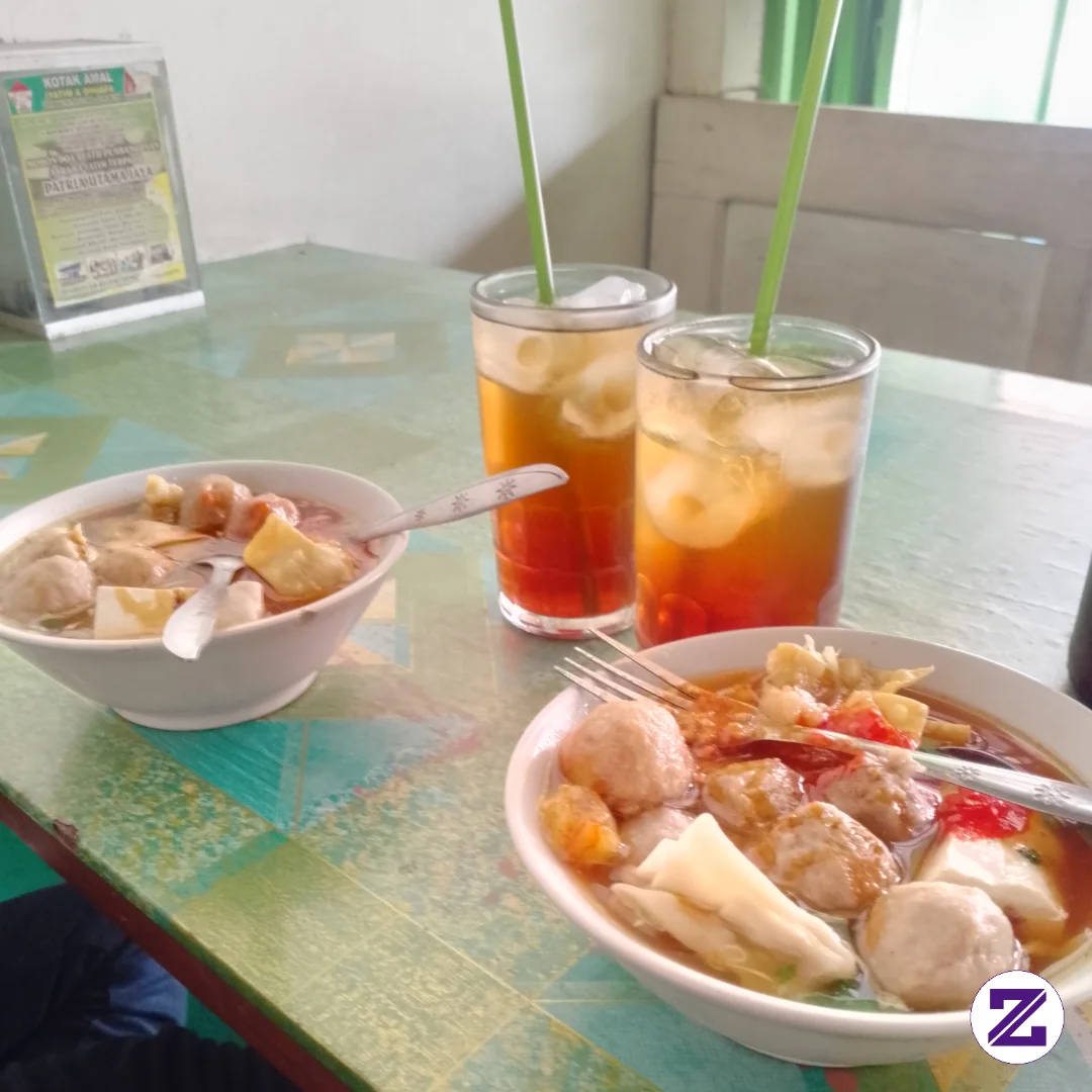 Makan Bakso Gays Sama Es Teh Yang Segar Segar