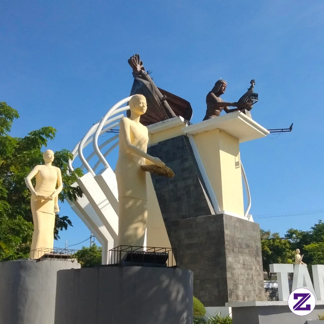 Monumen Patung Sasando Di Taman Ina Bo'i; Monument Perempuan Bermain Sasando