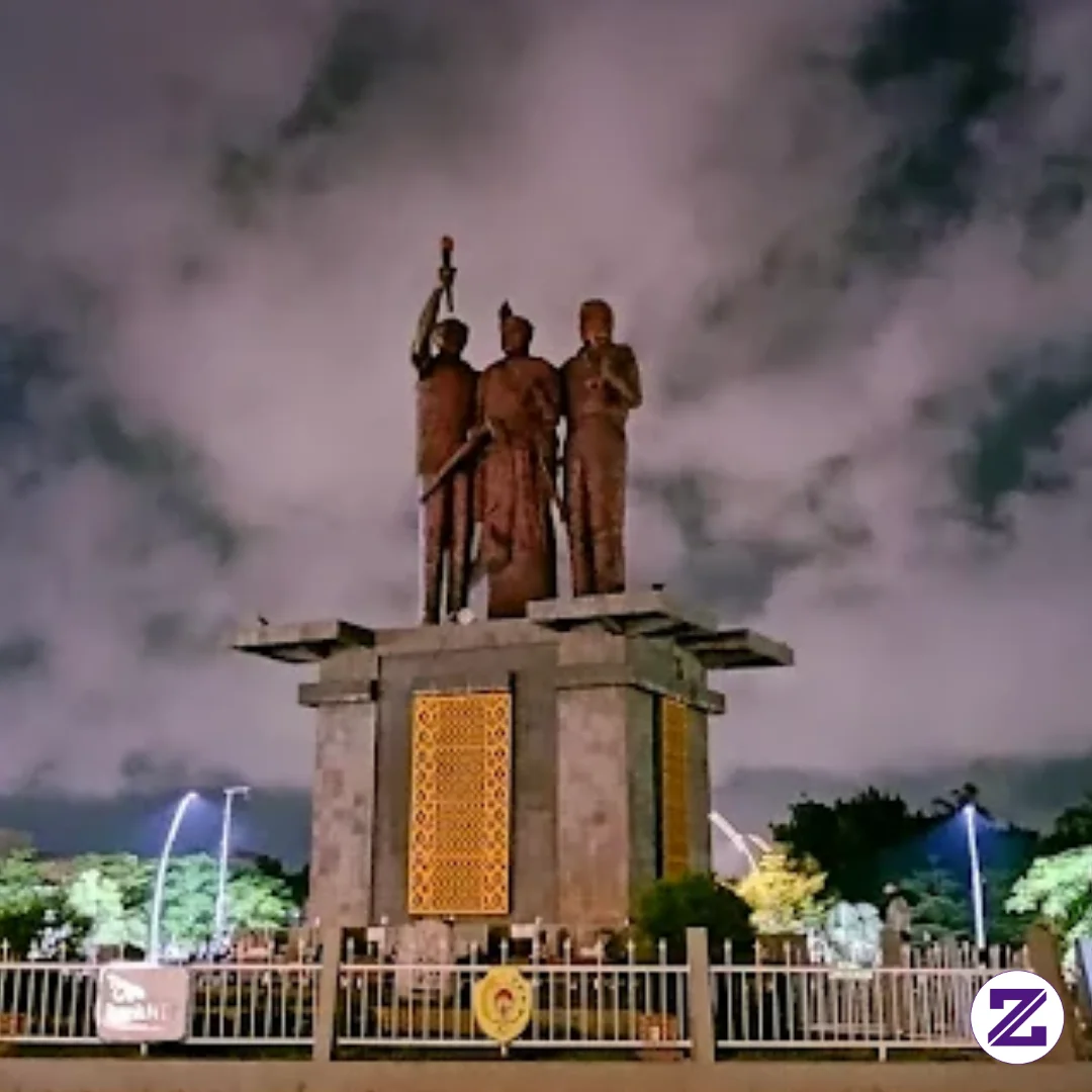 Monumen Tirosa (di Bundaran PU): Timor, Rote, Sabu.