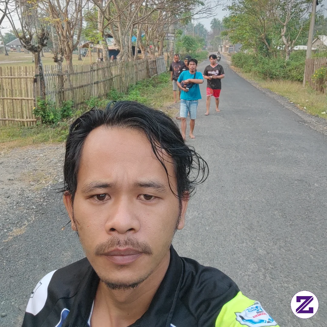 Aktivitas Santai Bersama Teman: Kamu Yang Selfie Di Depan Dengan Ekspresi Serius