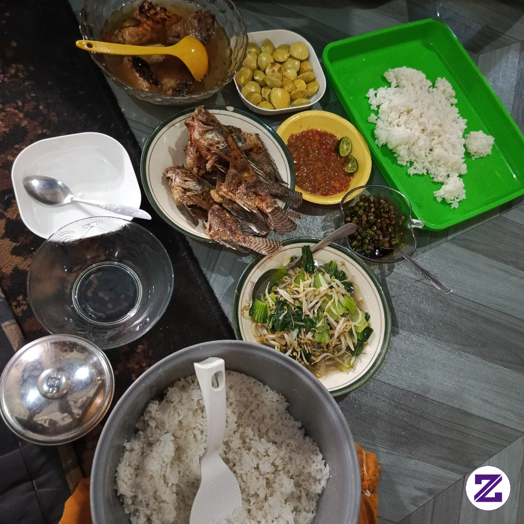Menu Makan Hari Ini IKan Goreng Dan Lalapan, Sambal Sungguh Nikmat