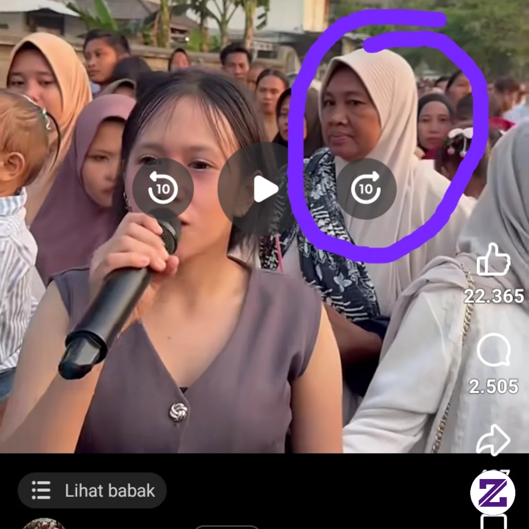 Coba Perhatikan Ibu Dibelakangnya Kayak Punya Dendam Sama Si Mbak Penyanyi