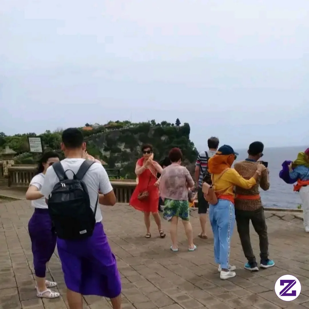Di Saat Aku Sadari Kau Telah Menjauh Pergi