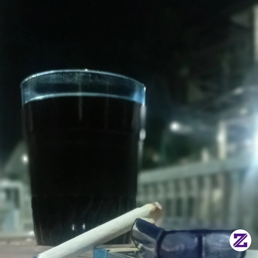 Segelas Kopi Dan Sebatang Rokok Yang Menghangatkan Malam🤗