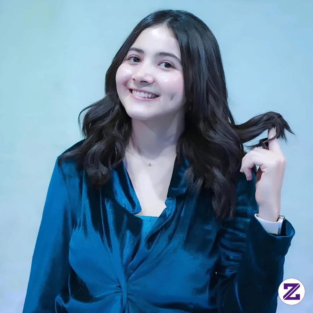 Senyum Manis, Pesona Elegan, Dan Aura Yang Bikin Susah Berpaling. ✨💙 Kadang,