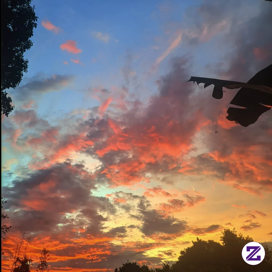Foto Ini Menangkap Momen Senja Yang Dramatis Dan Sangat Indah, Diambil Dari