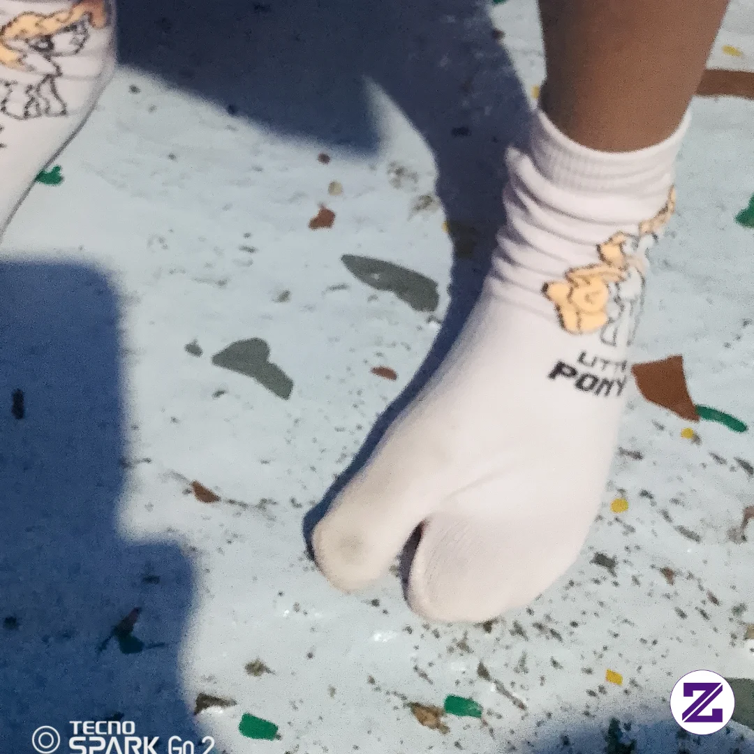 Baru Aja Dipake Ni Kaos Kaki Udah Kotor Aja Gimana Sih Nak 😭apa Lantainya Yang