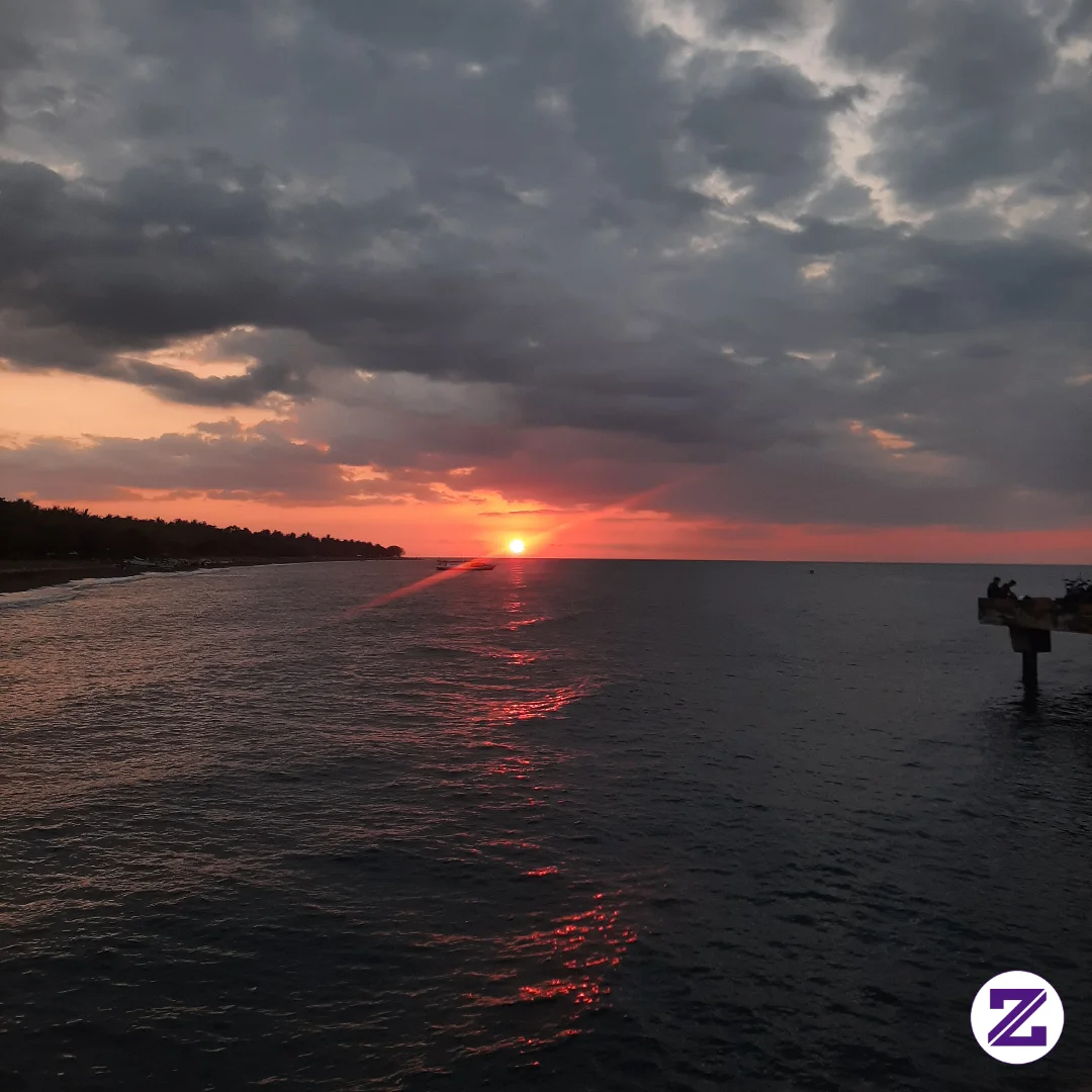Disaat Senja Mulai Terbenam,dia Saat Itu Ada Keindahan Yg Dinikmati Semua