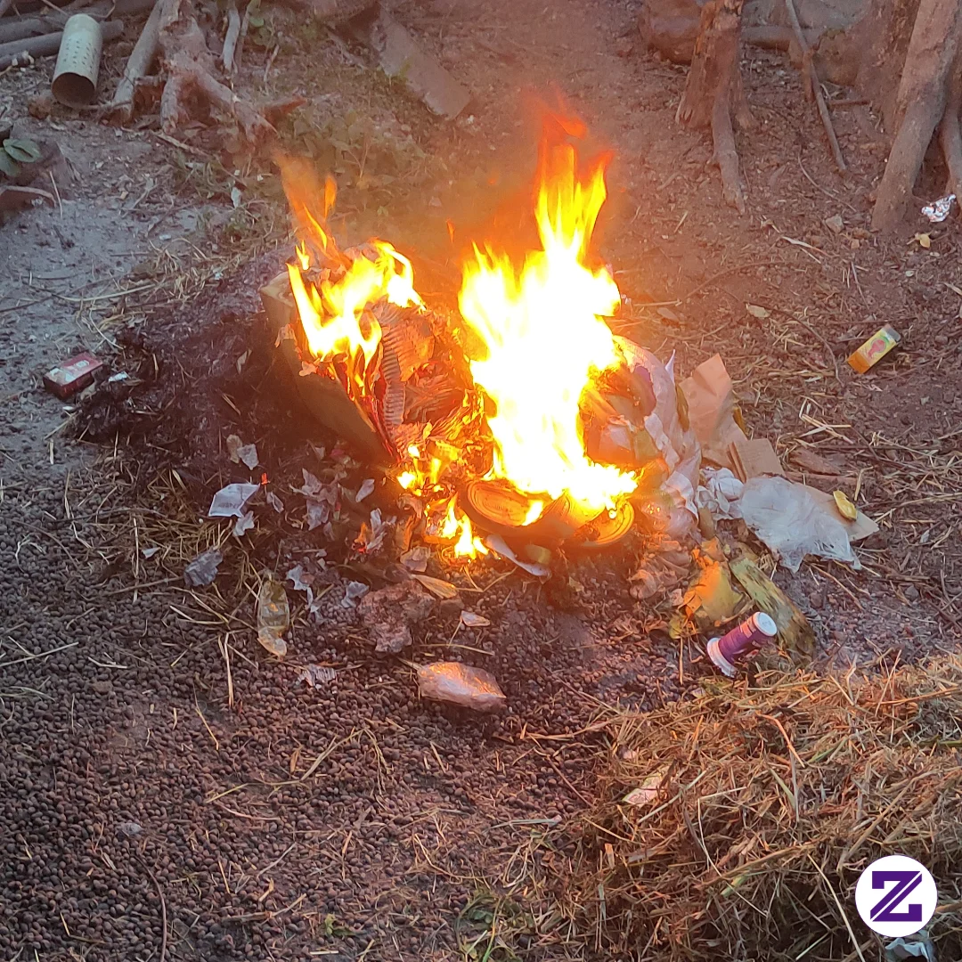 Rutinitas Setiap Sore,bakar Sampah Di Belakang Rumah