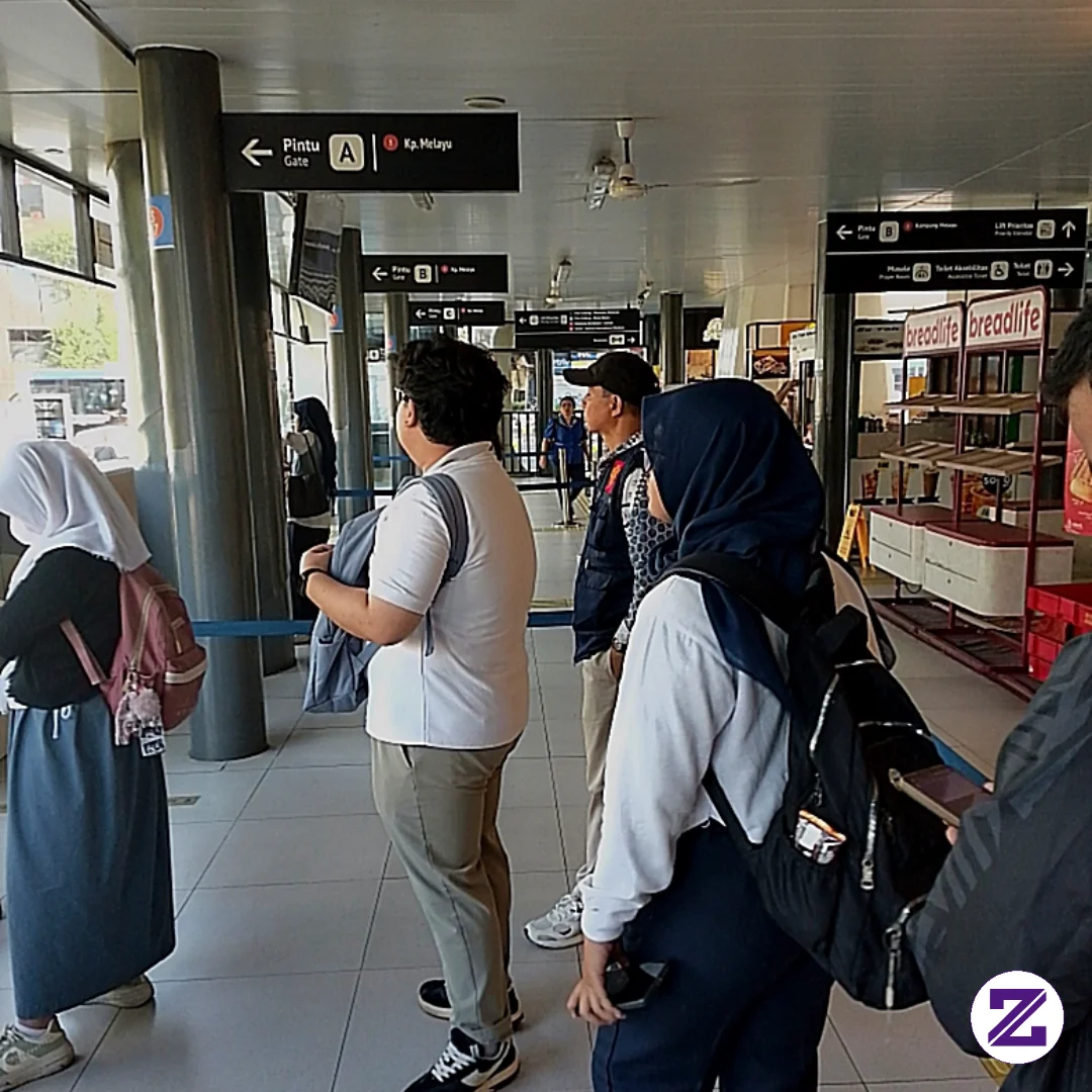 Stasiun Busway Senin Jakarta.