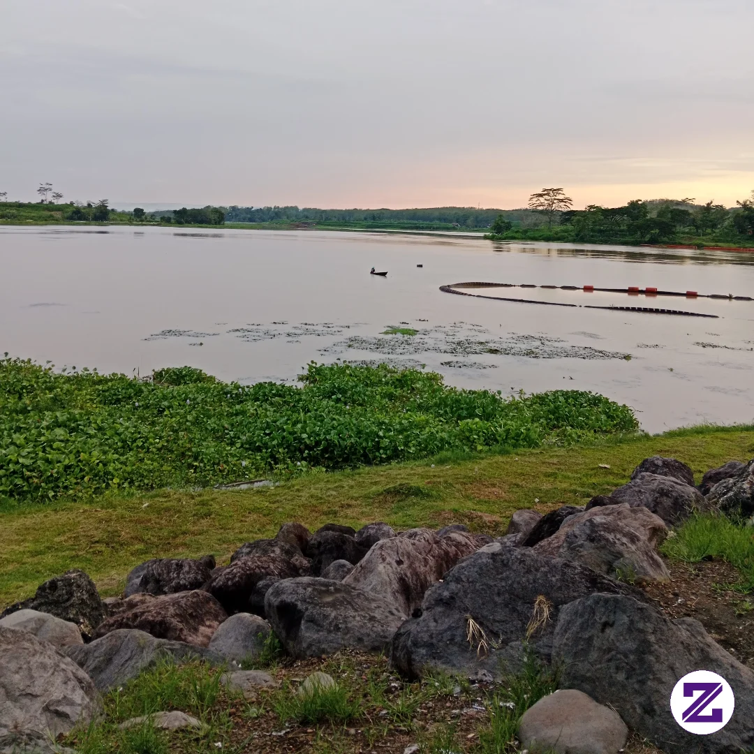 Menikmati Suasana Dipinggir Sungai