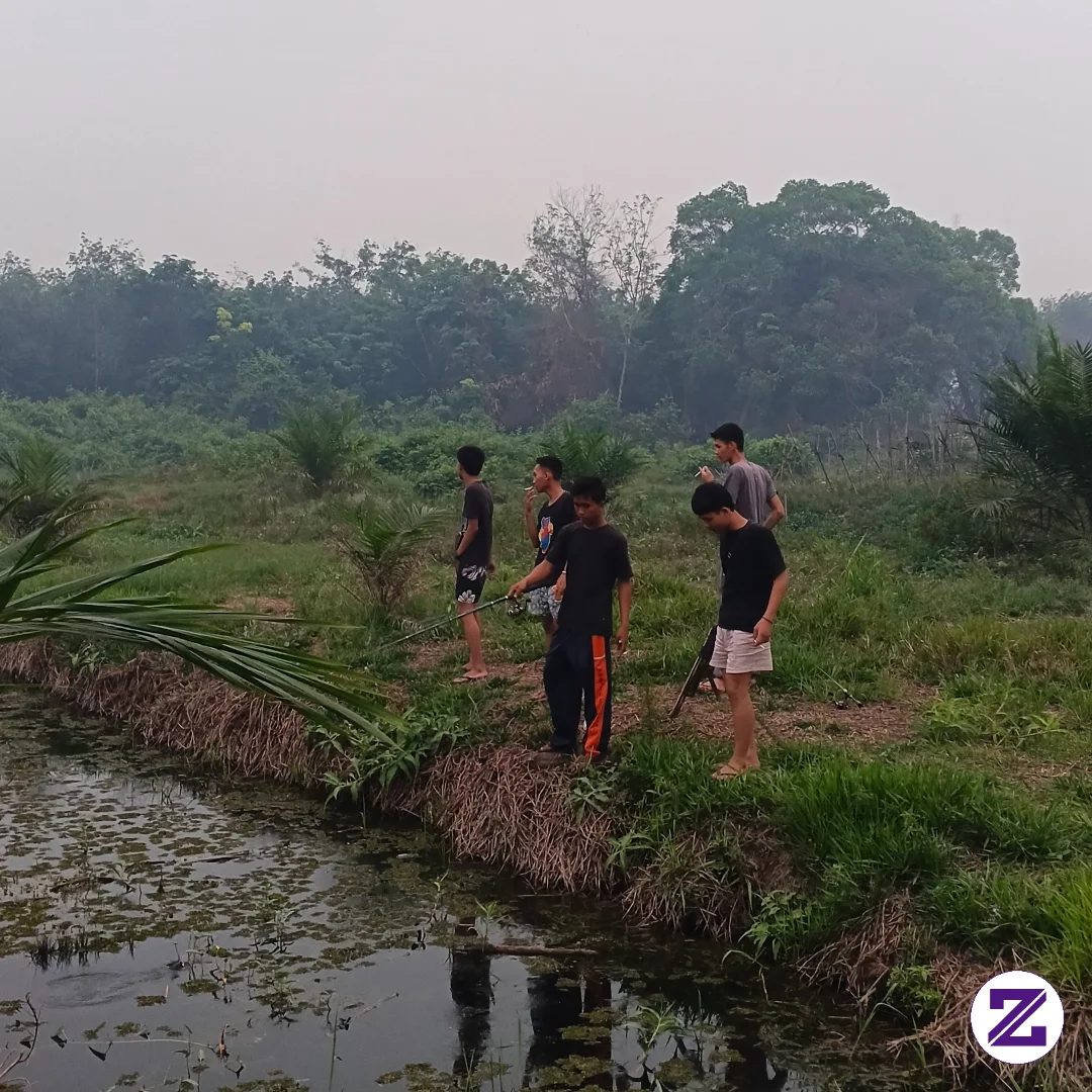 Lagi Mancing Dan Menikmati Sejuknya Pagi Hari