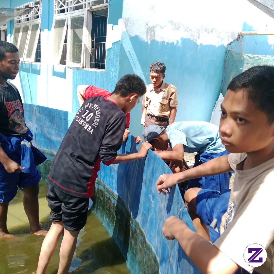 Pembersihan Kolam Ikan Oleh Siswa