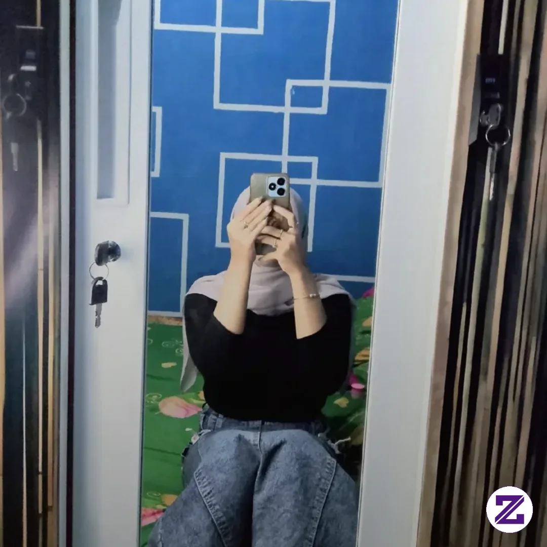 Sedang Berfoto Di Dalam Cermin Kamar Tidur