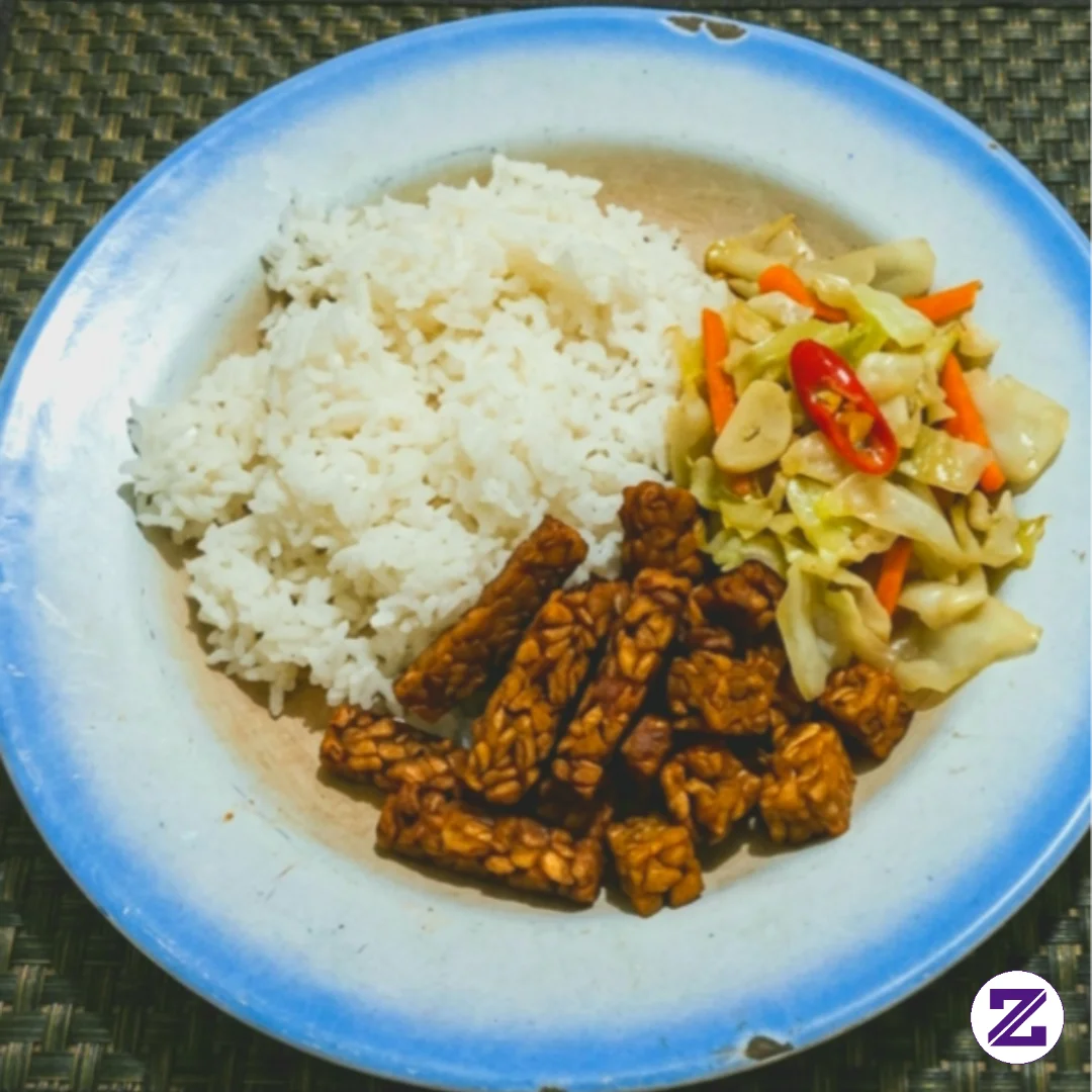 Sepiring Kebahagiaan: Nasi Putih, Tempe Goreng, Dan Sayur Tumis