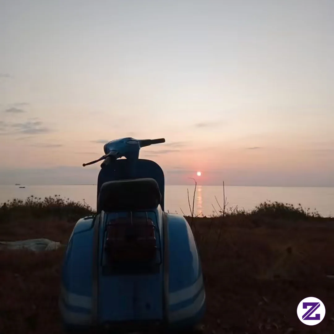 Senja, Laut, Dan Motor Kesayangan 🌅🛵