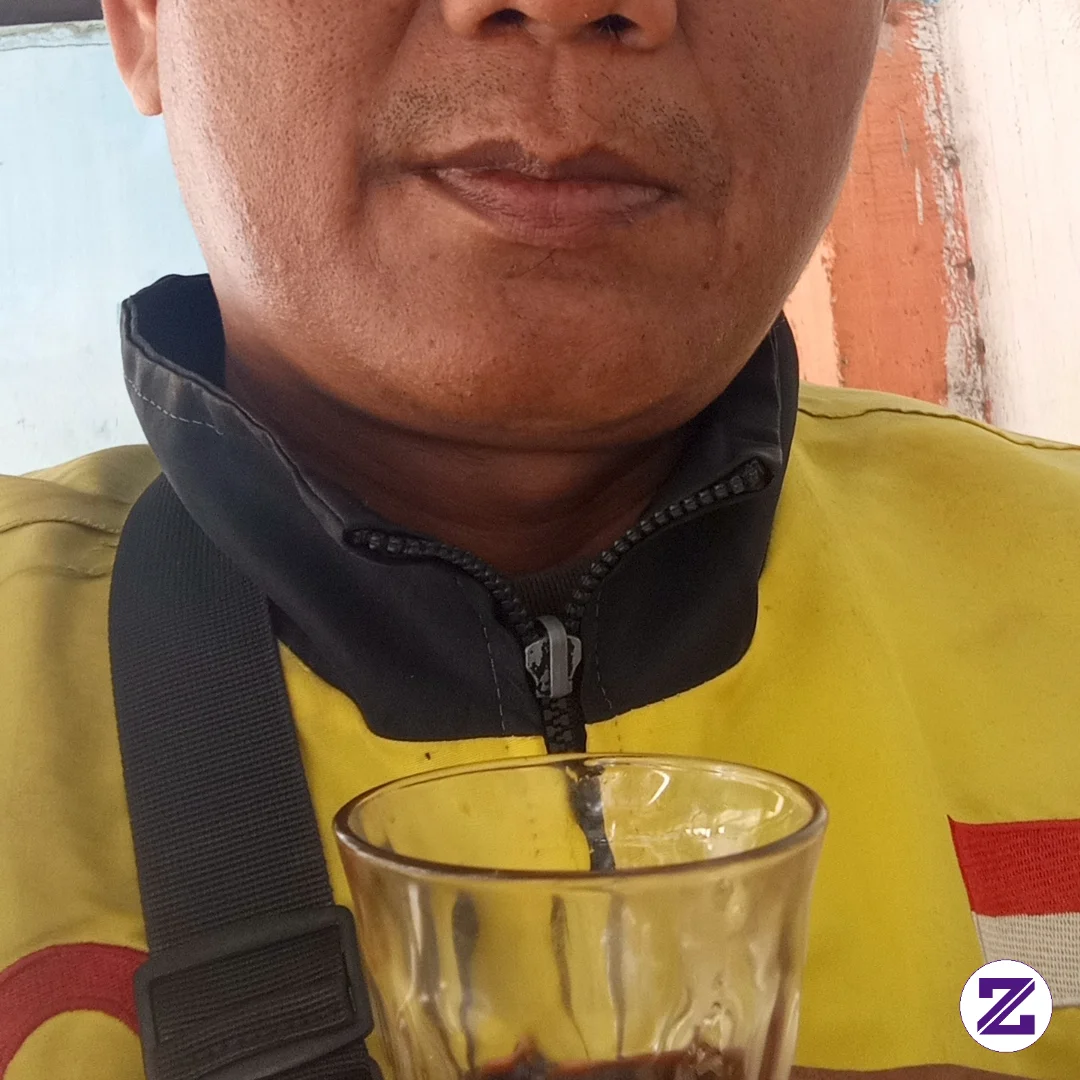 Menikmati Kopi Di Pagi Hari