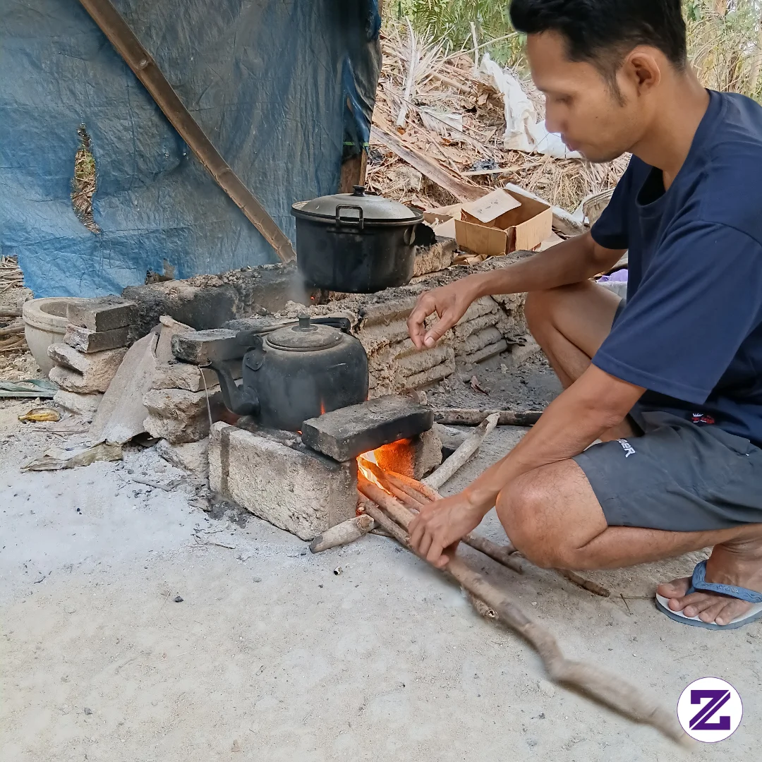 Masak Dengan Tungku Jadul Yang Semakin Hilang Terkikis Oleh Kemajuan Teknologi
