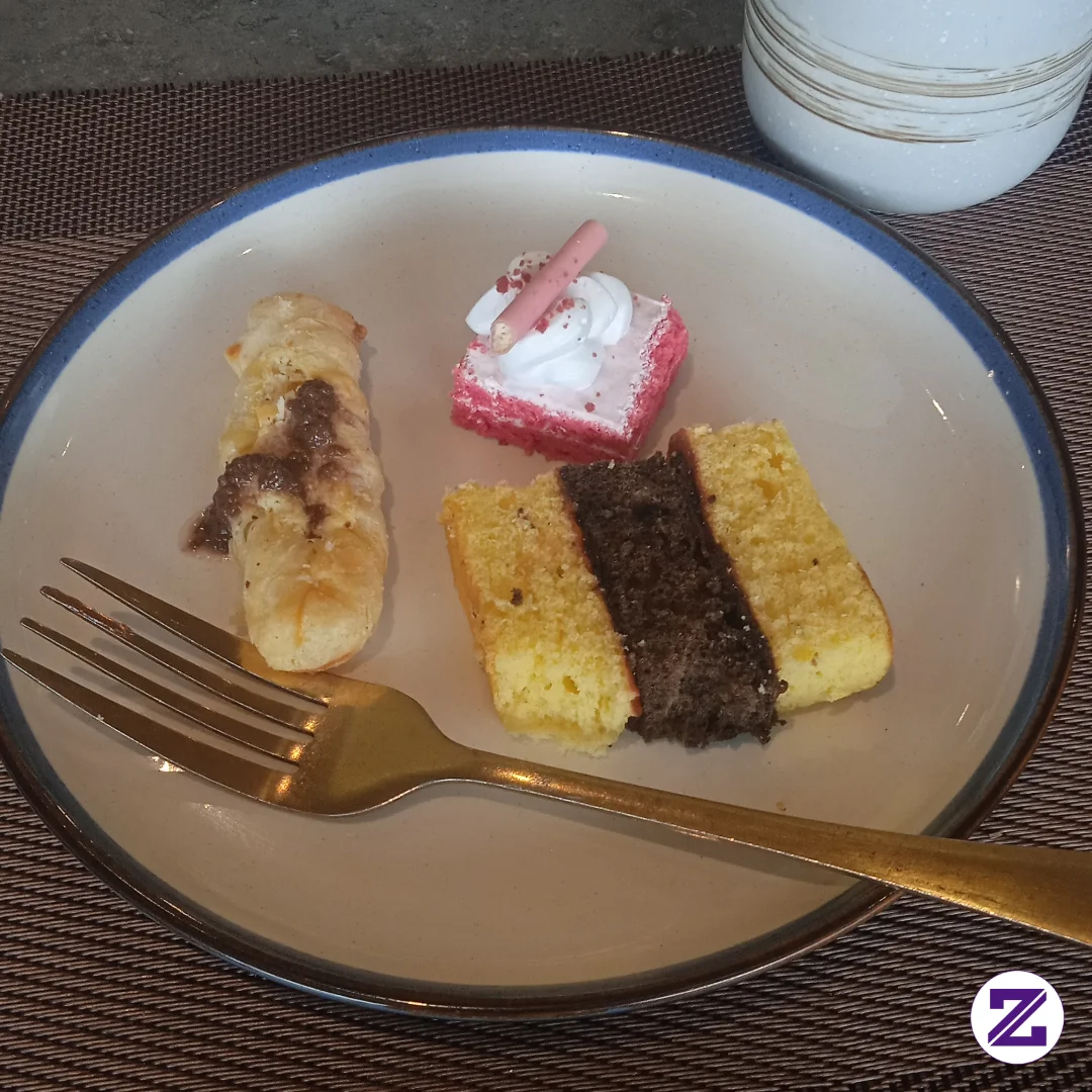 Menikmati Dessert Di Meja Sarapan Hotel: Kenikmatan Manis Yang Menggoda