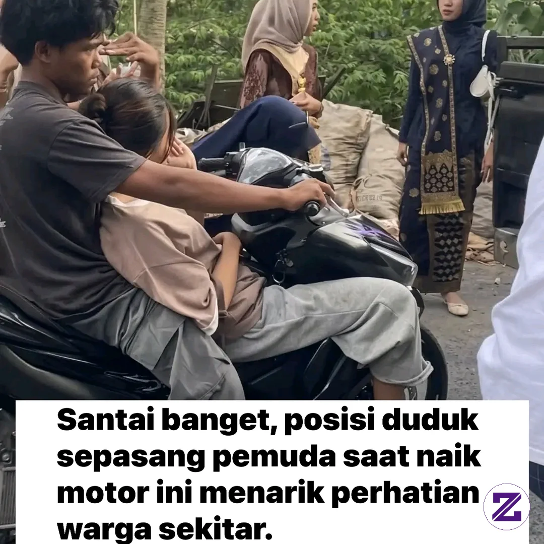 Momen Unik Terjadi Di Tengah Keramaian Warga Yang Sedang Mengikuti Acara Adat