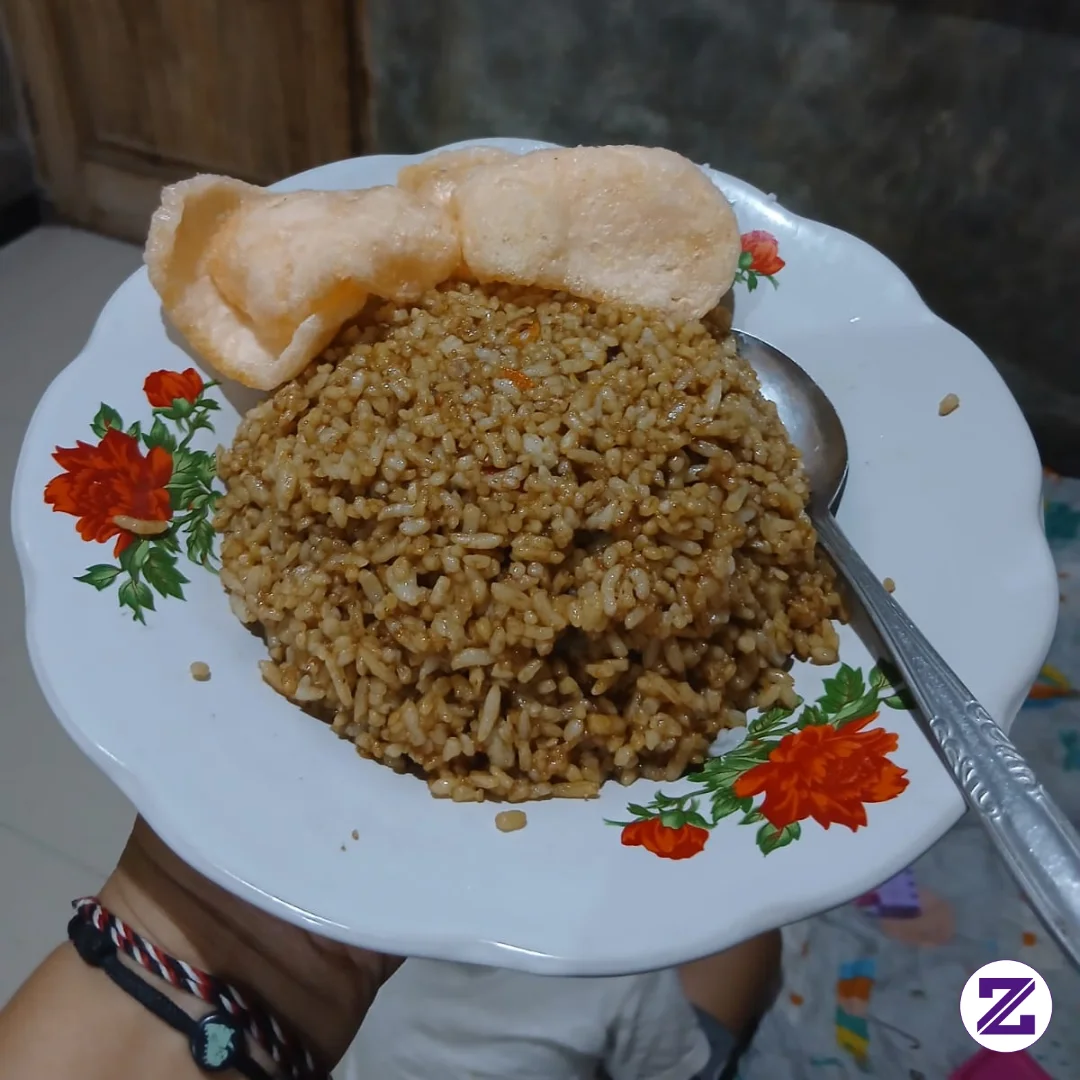 Nasi Goreng Legend Di Piring Bunga-bunga, Plus Kerupuk Yang Mekar Sempurna!