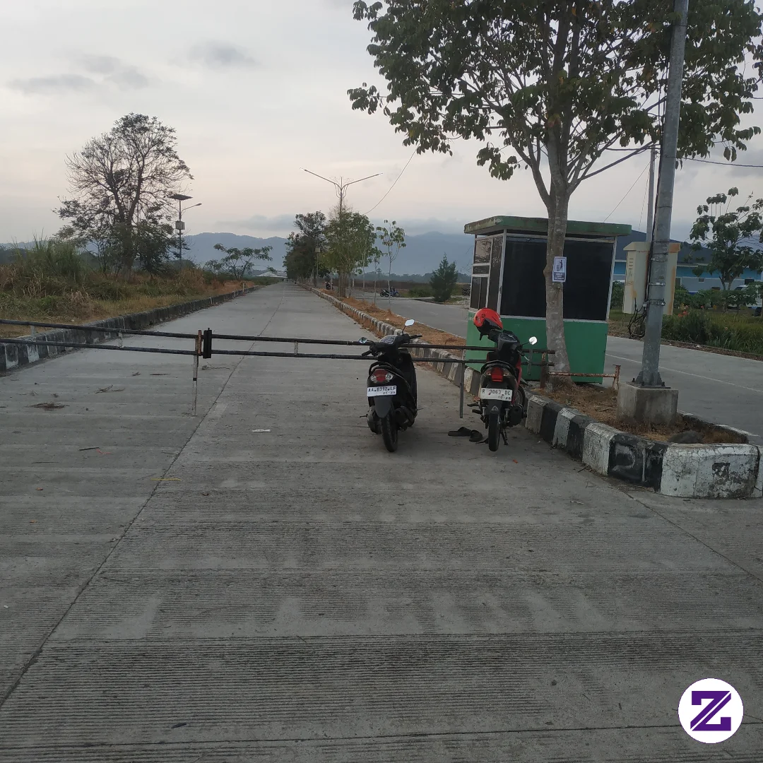 Suasana Parkiran Motor Dan Mobil Di Jalan Baru Bandara Jendral Sudirman Lanud
