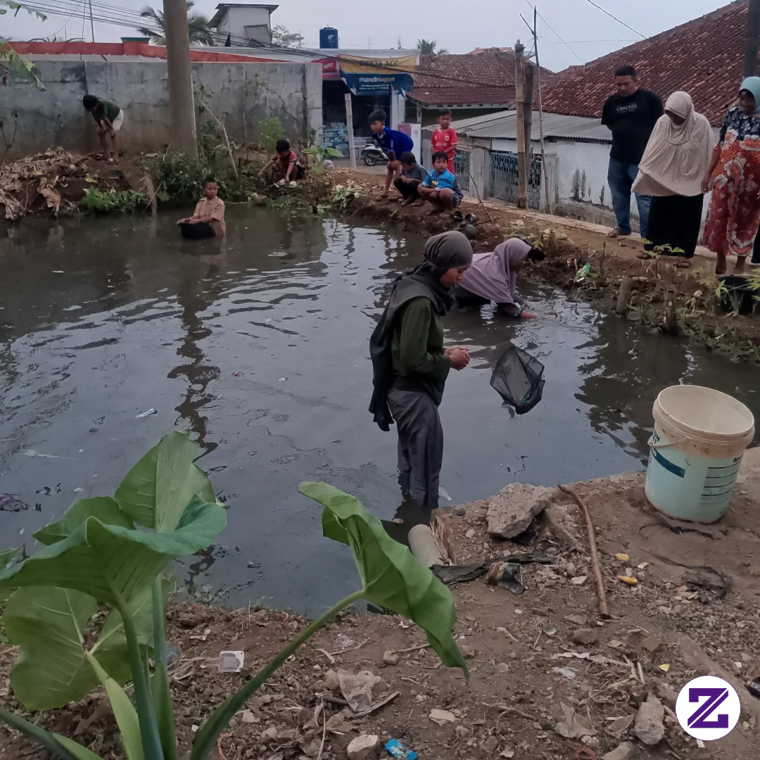 Keseruan Warga Menangkap Ikan Di Kolam Sederhana, Suasana Kebersamaan Yang Penuh