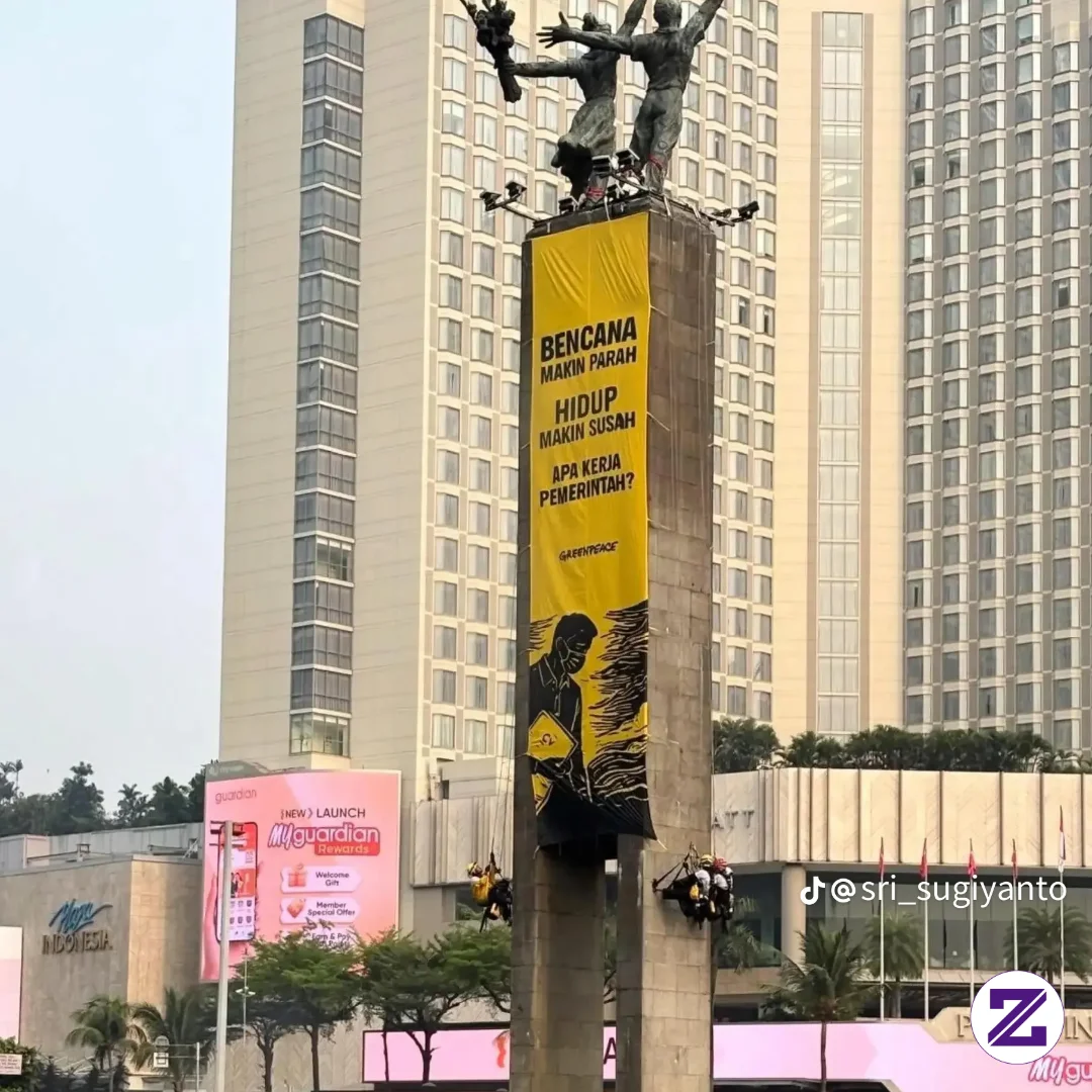 Aktivis Greenpeace Indonesia Memanjat Dan Membentangkan Spanduk Kritik