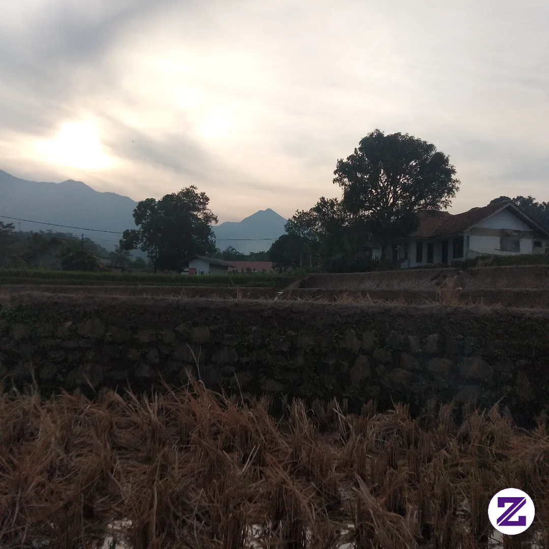 Senja Di Belakang Rumah.