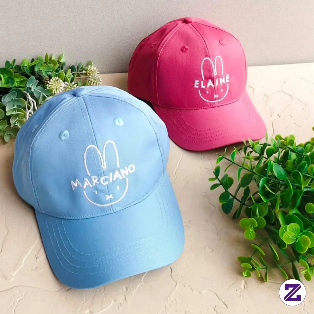 Desain Bordir Kustom: Pada Bagian Depan Masing-masing Topi Terdapat Bordir