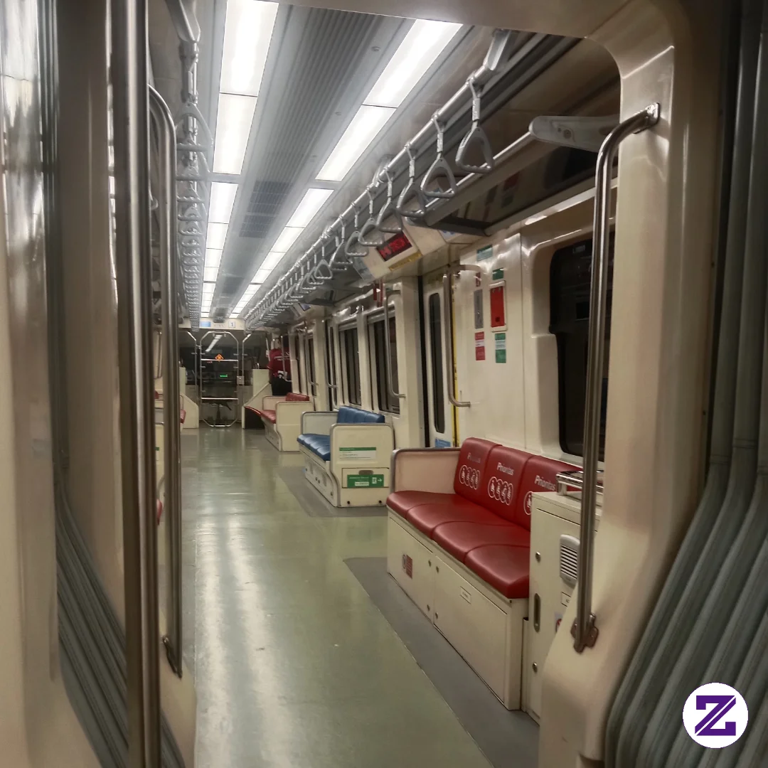 Perjalanan Menaiki Kereta Lrt Sangat Menyenangkan Dan Bahagia Bersama Keluarga