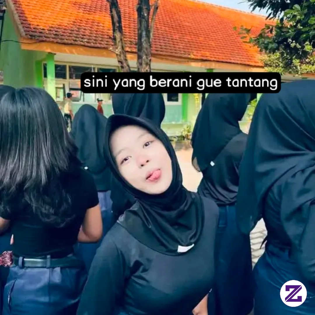 Sekelompok Siswi Sekolah Menengah Di Area Luar Ruangan Sebuah Bangunan Sekolah.