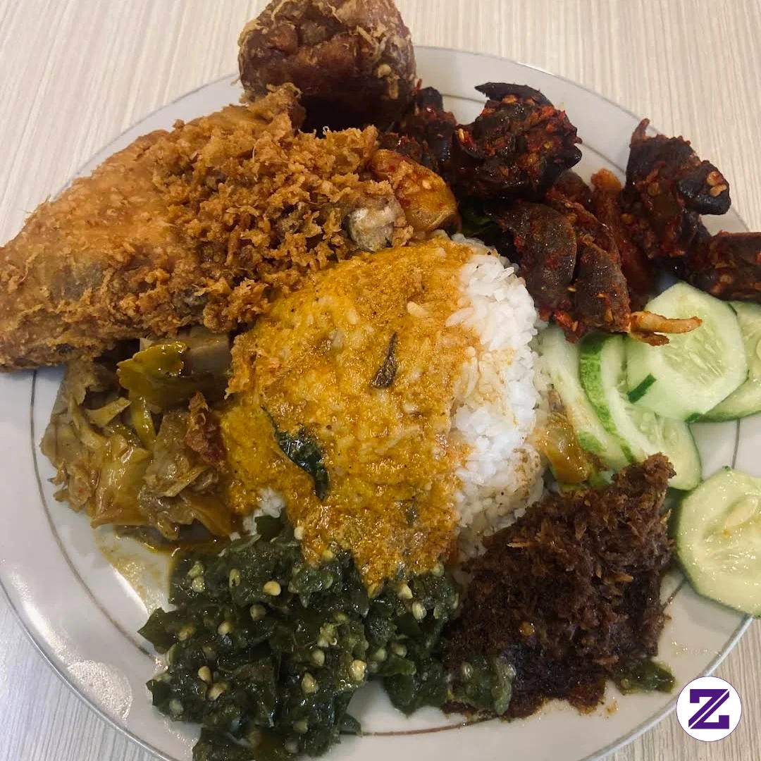 Nasi Ayam Goreng Rempah Ala Padang Dan Paru Balado