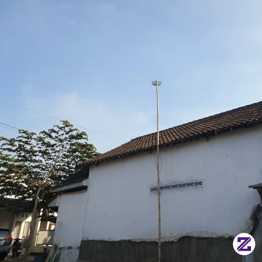 Di Balik Dinding Putih Dan Atap Genteng Tua: Potret Sederhana Sebuah Rumah Yang