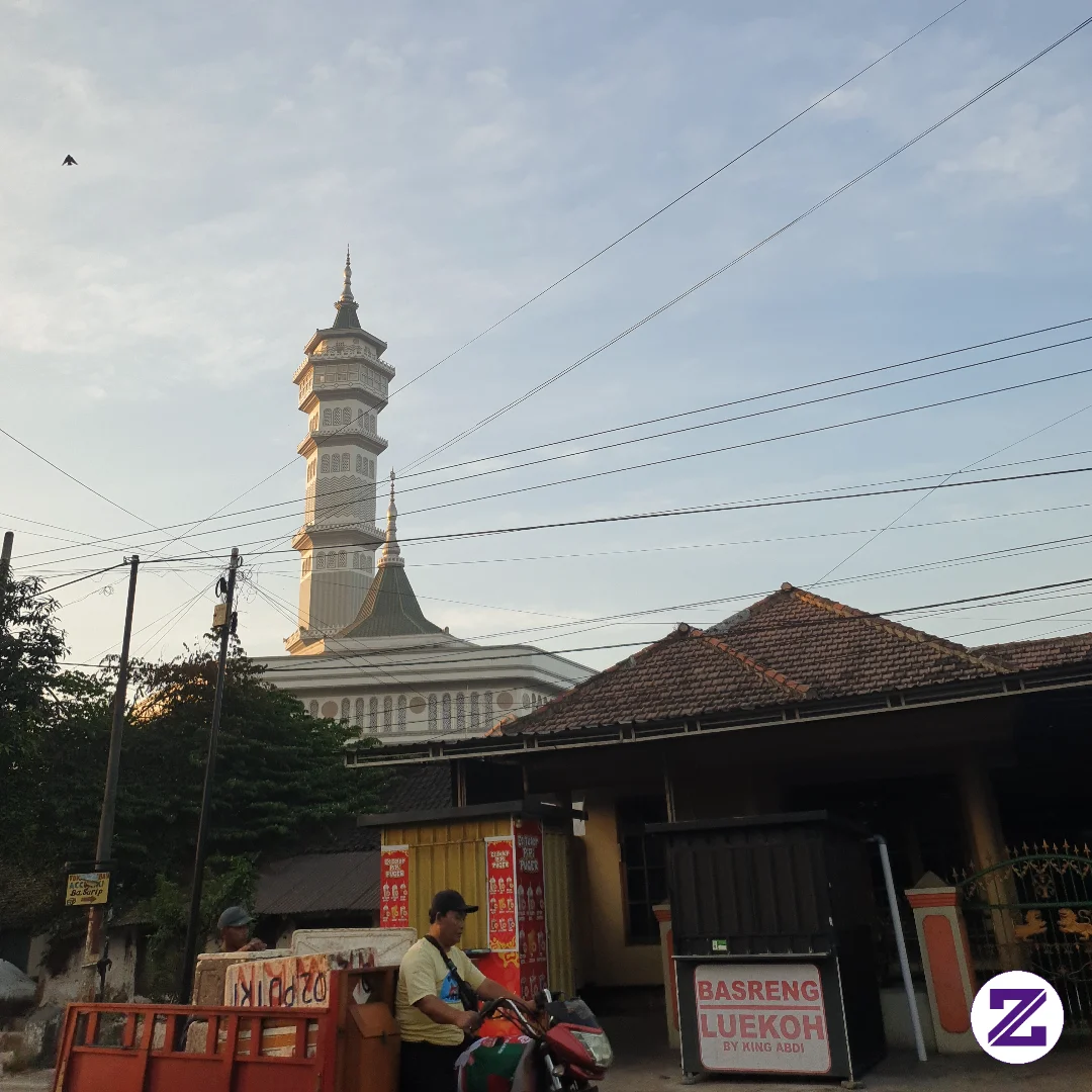 Di Balik Aktivitas Sederhana, Menara Masjid Menjulang Di Bawah Langit Senja”