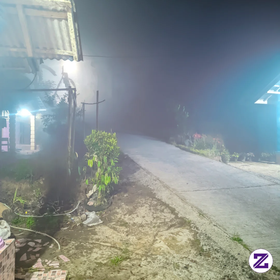 Suasana Desa Dimalam Hari Yang Berkabut