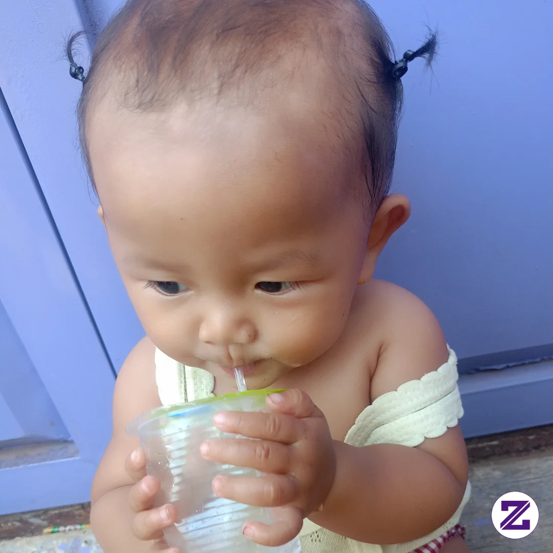 Bayi Sukanya Minum Dingin