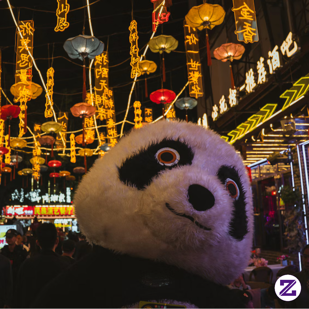 Orang Dengan Kostum Panda Dengan Lentera Di Malam Hari