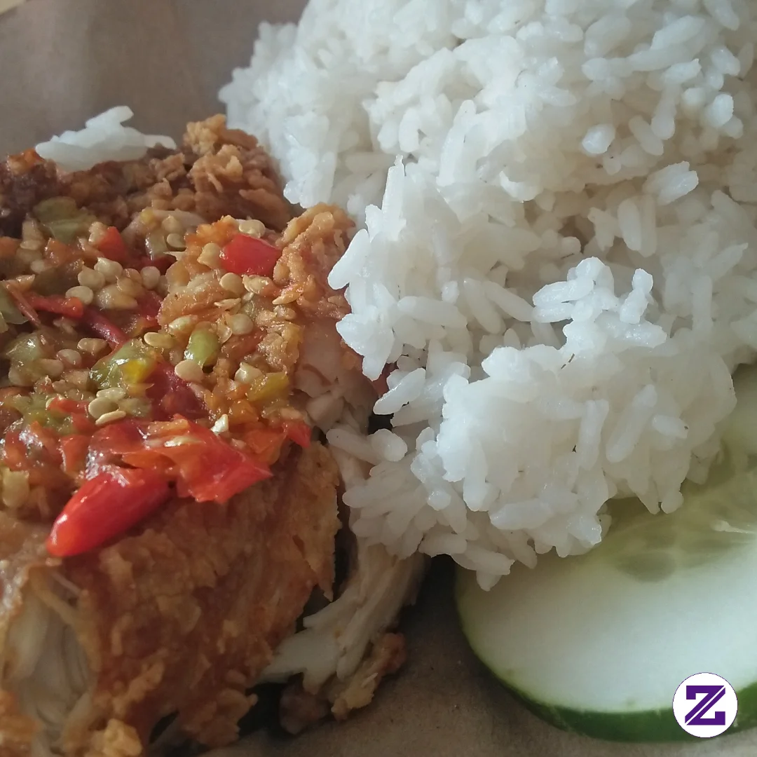 Ayam Geprek Adalah Makanan Khas Indonesia Berupa Ayam Goreng Tepung Renyah