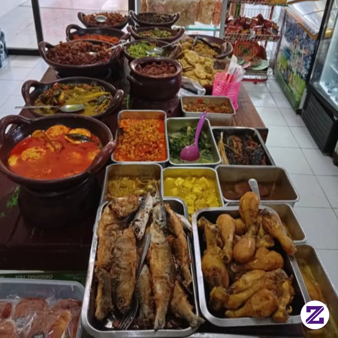 Suasana Sederhana: Tempatnya Tidak Semewah Restoran Modern, Sering Berlokasi Di