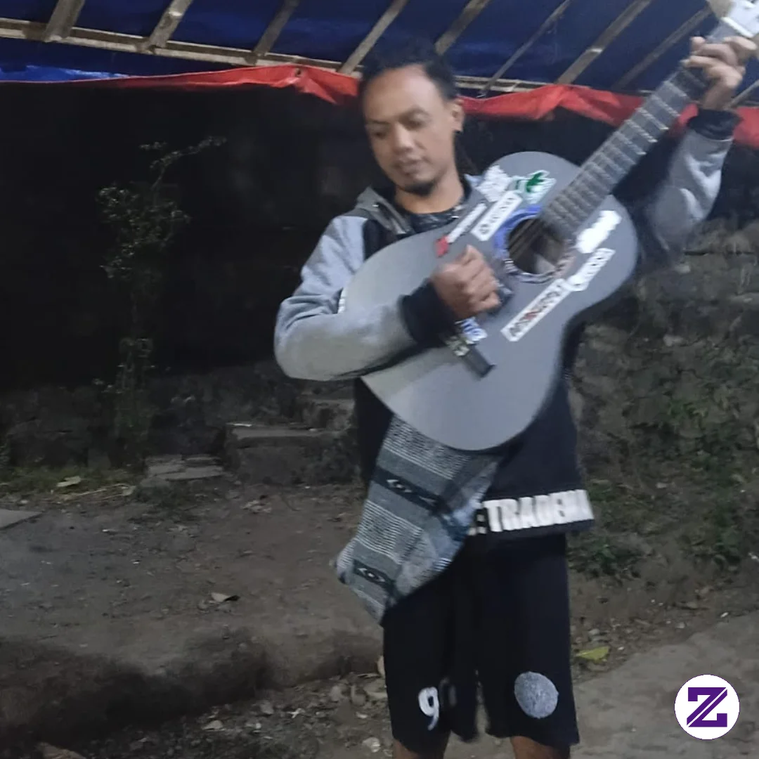 Ketika Juru Kunci Basecamp Mencoba Bermain Gitar,..