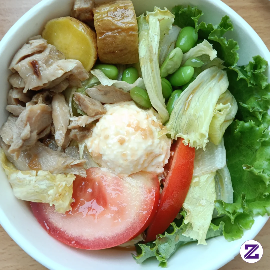 Makan Siangnya Pakai Salad Sayur